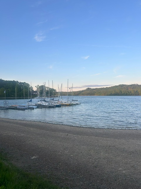Wenn die Azubis sich einen schönen Abend machen... So schön darf ein Tag im 1. Lehrjahr auch mal zu Ende gehen - Übernachtung am Sorpesee mit einer Gruppe weiterer Auszubildender.